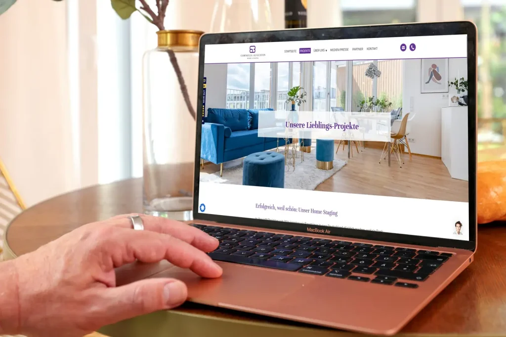 Zu sehen sind ein Laptop mit der Webseite des Unternehmens darauf.